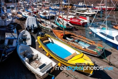 Crowded Harbour At North Berwick Stock Photo