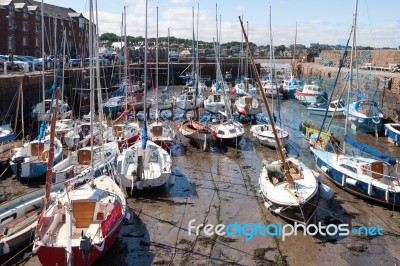 Crowded Harbour In North Berwick Stock Photo