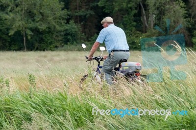 Cycling Beside The Kennet And Avon Canal Near Aldermaston Berksh… Stock Photo