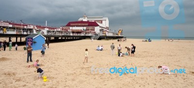 Families Enjoying A Day Out Despite The Weather In Great Yarmout… Stock Photo