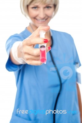 Female Surgeon Ready With An Injection Stock Photo