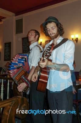 Folk Singers In A Restaurant In Berlin Stock Photo
