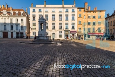 Fountain In The Center Of A Court Yard Stock Photo