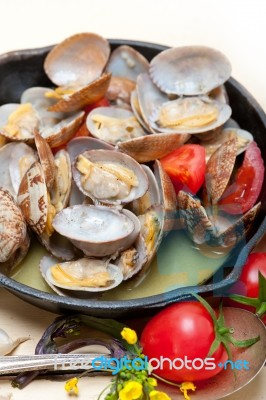 Fresh Clams On An Iron Skillet Stock Photo