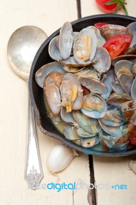 Fresh Clams On An Iron Skillet Stock Photo