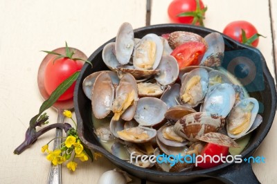 Fresh Clams On An Iron Skillet Stock Photo
