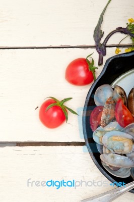 Fresh Clams On An Iron Skillet Stock Photo