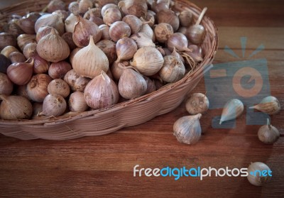 Fresh Single  Garlic Head In Basket On Wood Textured Single Garl… Stock Photo