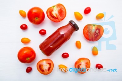 Fresh Tomatoes Juice In Bottle And Fresh Tomatoes Slices On Whit… Stock Photo