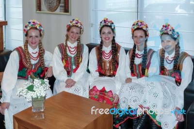 Group Of Youmg Ladies In Full Polish National Costume Stock Photo