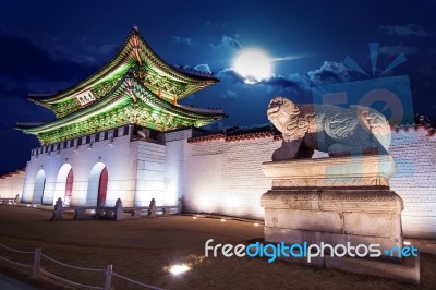 Gyeongbokgung Palace And Full Moon At Night In Seoul, South Korea Stock Photo