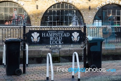 Hampstead Road Lock On The Regent's Canal Stock Photo