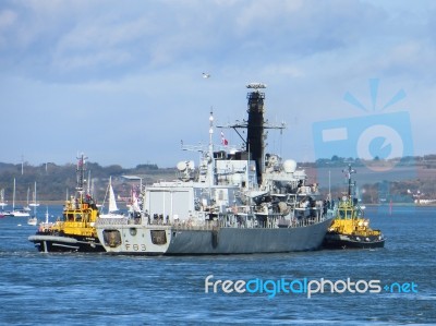 Hms Albion Being Towed Into Portsmouth Harbour Stock Photo