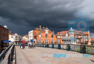 House On The Bridge Public House At Windsor With Approaching Sto… Stock Photo