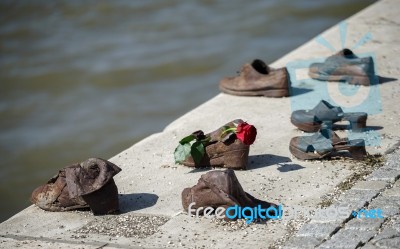 Iron Shoes Memorial To Jewish People Executed Ww2 In Budapest Stock Photo