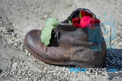 Iron Shoes Memorial To Jewish People Executed Ww2 In Budapest Stock Photo