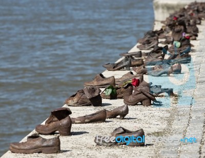 Iron Shoes Memorial To Jewish People Executed Ww2 In Budapest Stock Photo
