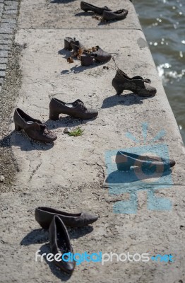 Iron Shoes Memorial To Jewish People Executed Ww2 In Budapest Stock Photo