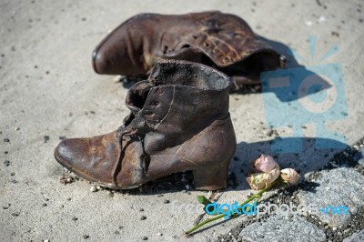 Iron Shoes Memorial To Jewish People Executed Ww2 In Budapest Stock Photo