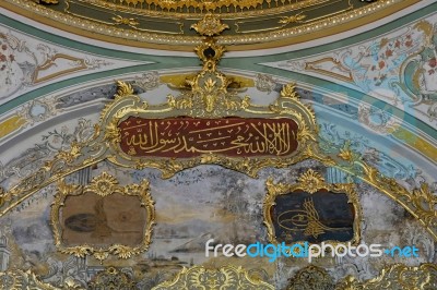 Istanbul, Turkey - May 27 : Ornate Ceiling In Topkapi Palace And Museum In Istanbul Turkey On May 27, 2018 Stock Photo