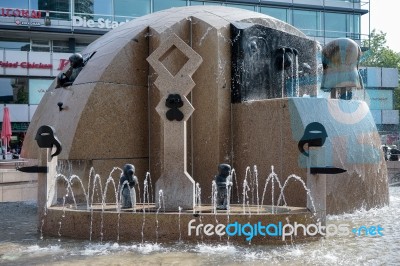 J Schmettan's Globe Fountain In Berlin Stock Photo