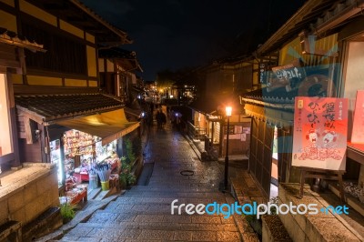 Japan Alleyway In The Higashiyama District, Kyoto Stock Photo
