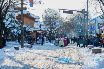 Jeonju, South Korea - Jan 24: Jeonju Traditional Korean Village,traditional Korean Style Architecture And Tourists In Jeonju Traditional Korean Village On Jan 24, 2016 In Jeonju, South Korea Stock Photo