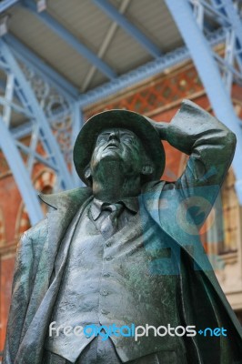 John Betjeman Statue On Display At St Pancras International Stat… Stock Photo