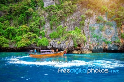 Krabi - December 1: Long Boat And Tourist At Maya Bay In Phi Phi Island. Photo Taken On December 1,2016 In Krabi, Thailand Stock Photo