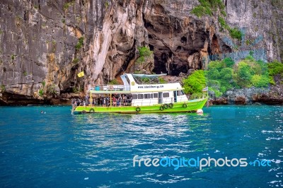 Krabi - December 1: Long Boat And Tourist At Maya Bay In Phi Phi Island. Photo Taken On December 1,2016 In Krabi, Thailand Stock Photo