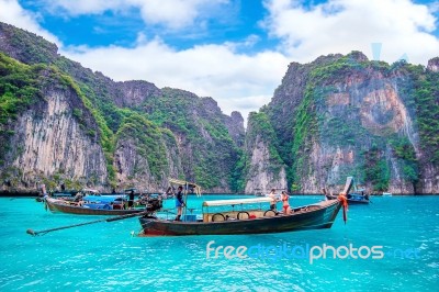 Krabi - December 1: Long Boat And Tourist At Maya Bay In Phi Phi Island. Photo Taken On December 1,2016 In Krabi, Thailand Stock Photo