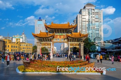 Kunming, China- Mach 3, 2017: The Archway Is A Traditional Piece Of Architecture And The Emblem Of The City Of Kunming In China Stock Photo