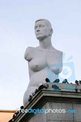 London - November 12 : Alison Lapper Pregnant Statue In Trafalga… Stock Photo