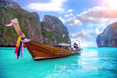 Long Boat And Blue Water At Maya Bay In Phi Phi Island, Krabi Thailand Stock Photo