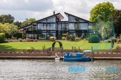 Magnificent House On The Riverside Between Hampton Court And Ric… Stock Photo