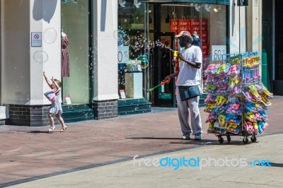 Man Generating Lots Of Bubbles In The Shopping Centre At Royal Tunbridge Wells Stock Photo