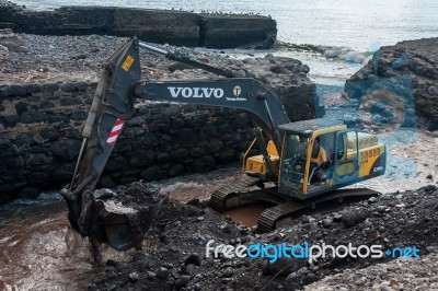 Mechanical Digger Clearing Clearing A River Outlet Stock Photo