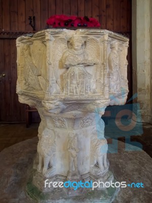Medieval Font In St Andrew's Covehithe With Benacre Church In Co… Stock Photo