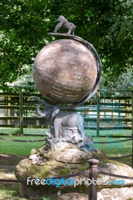 Memorial To John Aspinall Founder Of Howletts And Port Lympne Wi… Stock Photo