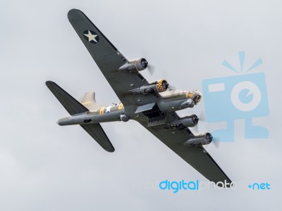 Memphis Belle Boeing B 17 Sally B Bomber Flying Over Biggin Hill… Stock Photo