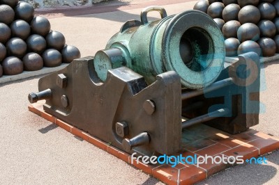 Monte Carlo, Monaco/europe - April 19 : Preserved Old Cannon And… Stock Photo