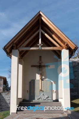 Monument To Soldiers Of Two World Wars At The Parish Church In V… Stock Photo