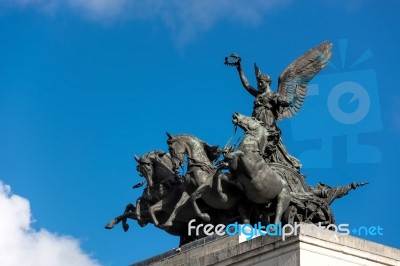 Monument To Wellington In The Middle Of Hyde Park Corner Roundab… Stock Photo