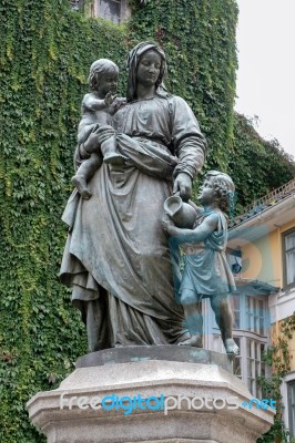 Mother's Love Statue At The Donndorf Fountain In Weimar Stock Photo