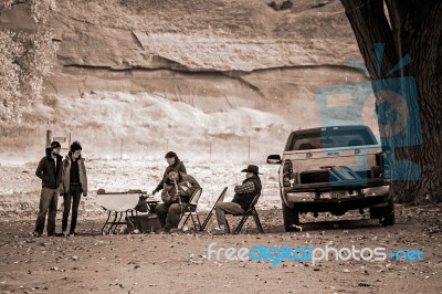 Navajo Indians Selling Their Wares In Canyon De Chelly Stock Photo