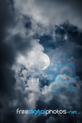 Nighttime Sky With Clouds, Bright Moon Would Make A Great Background Stock Photo