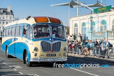 Old Bus Approaching The Finish Line Of The London To Brighton Ve… Stock Photo