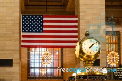 Old Clock And Us Flag At Grand Central Terminal Stock Photo