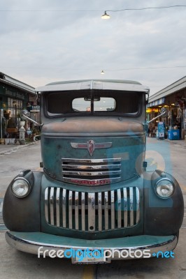 Old Vintage Green Chevrolet Truck At Night Market, Srinakarin Ro… Stock Photo