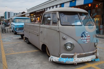 Old Vintage Volkswagen Van At Night Market, Srinakarin Road Stock Photo